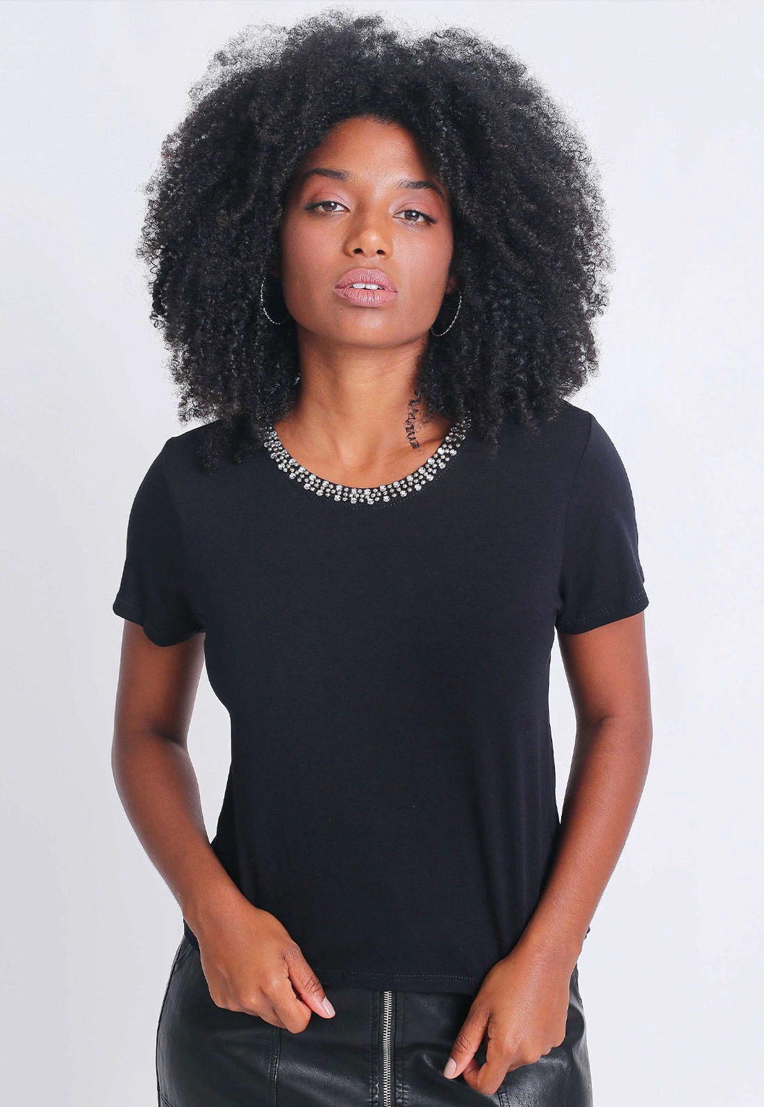 Blusa Manga Curta Gola Bordada