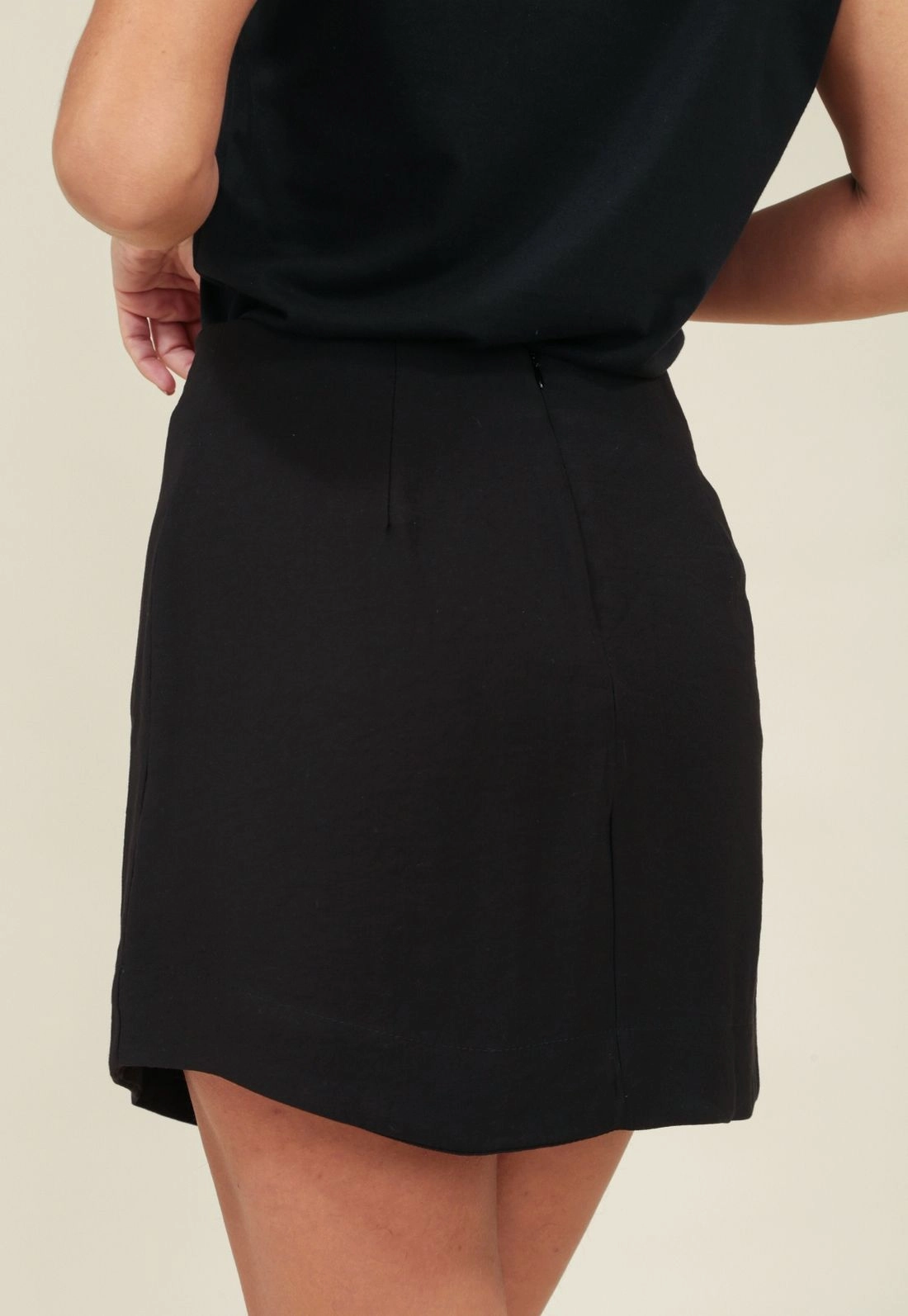 Short Saia Em Alfaiataria Com Barra Arredondada