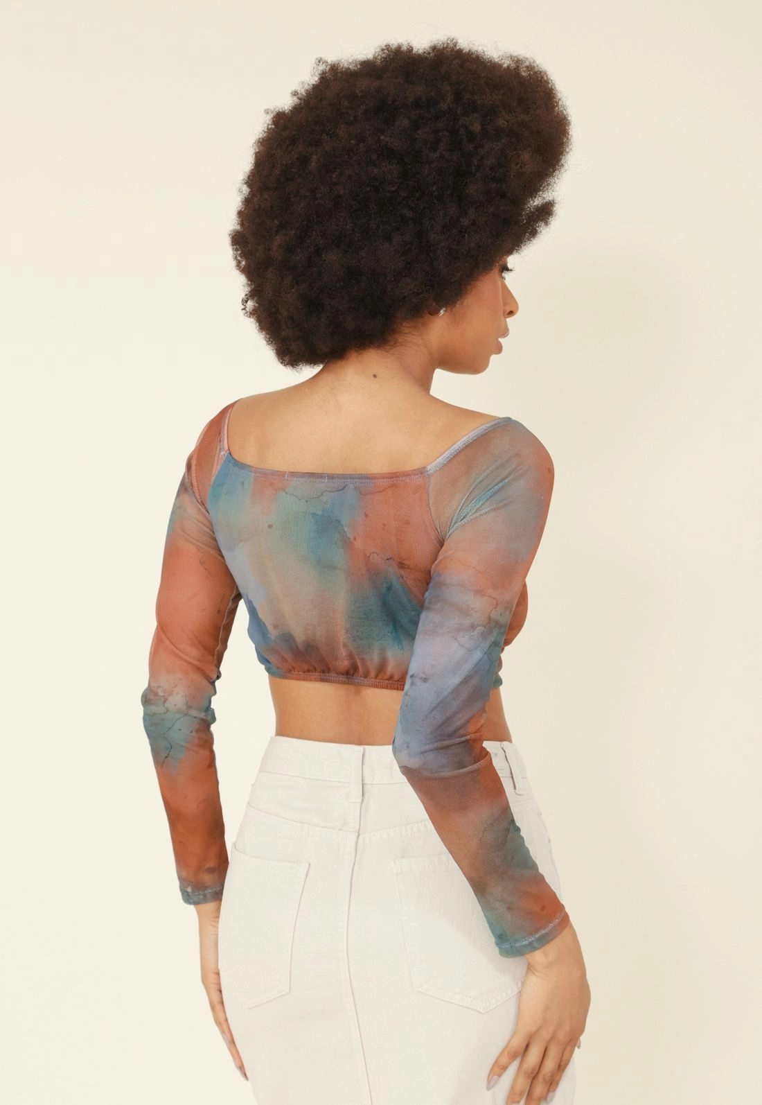 Blusa Cropped Em Tule Estampa Tie Dye Manga Longa