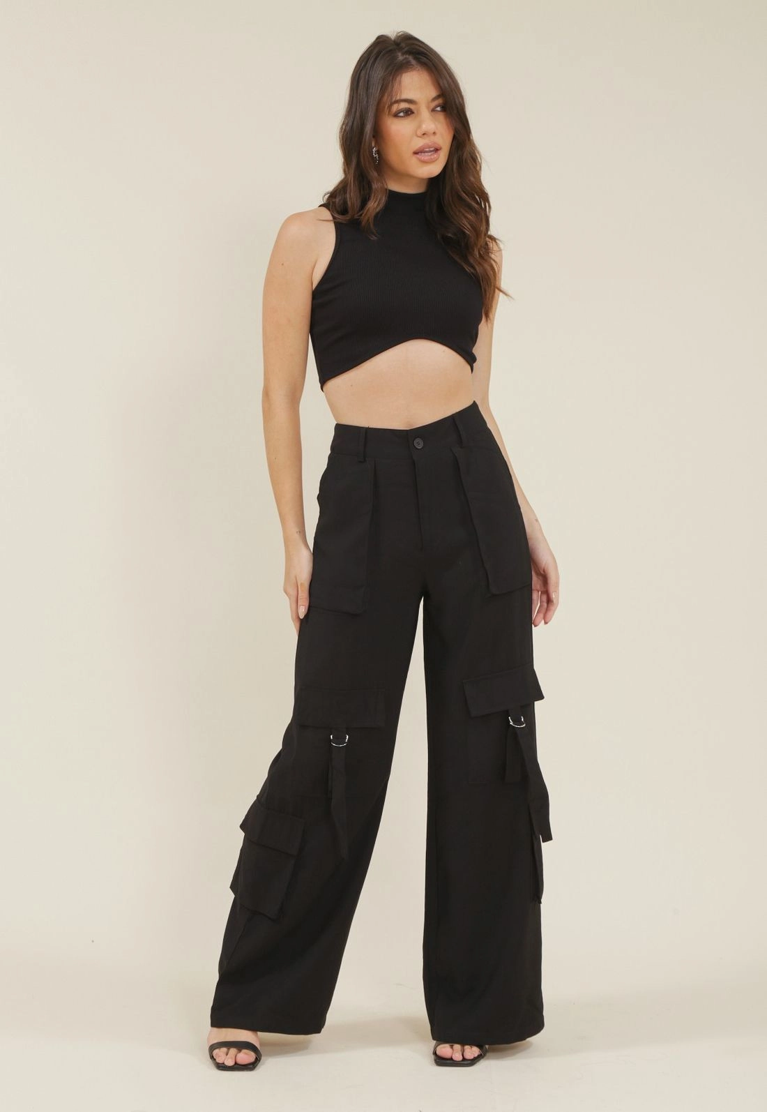 Calca Wide Leg Em Alfaiataria Com Bolso Cargo E Frontais