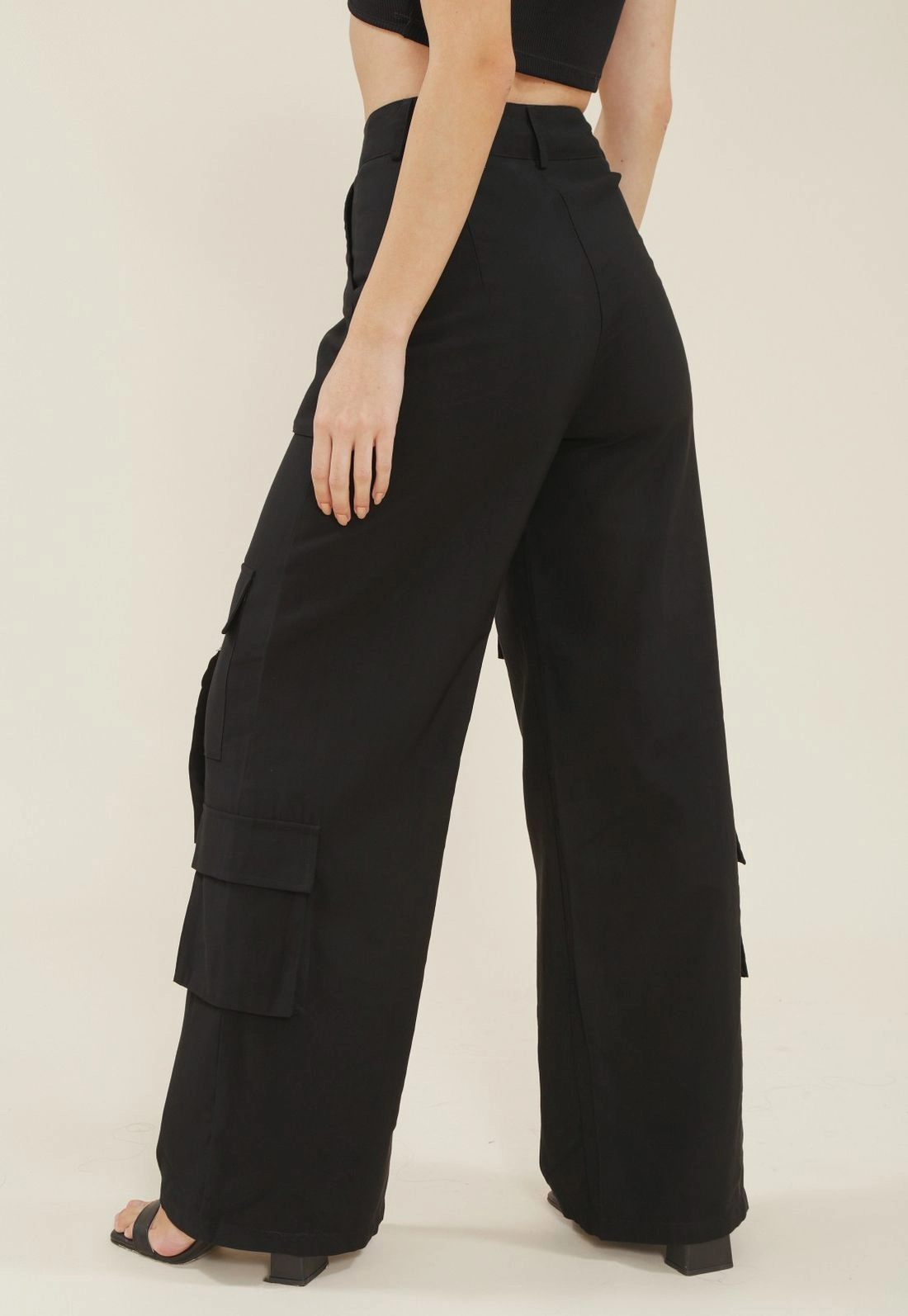 Calca Wide Leg Em Alfaiataria Com Bolso Cargo E Frontais