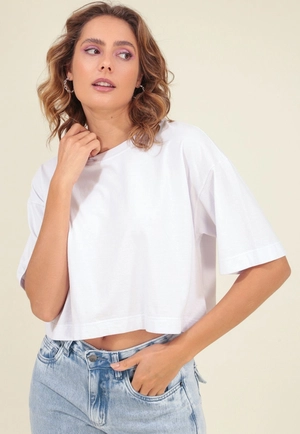 Camiseta Cropped Cava Deslocada Em Meia Malha Manga Curta