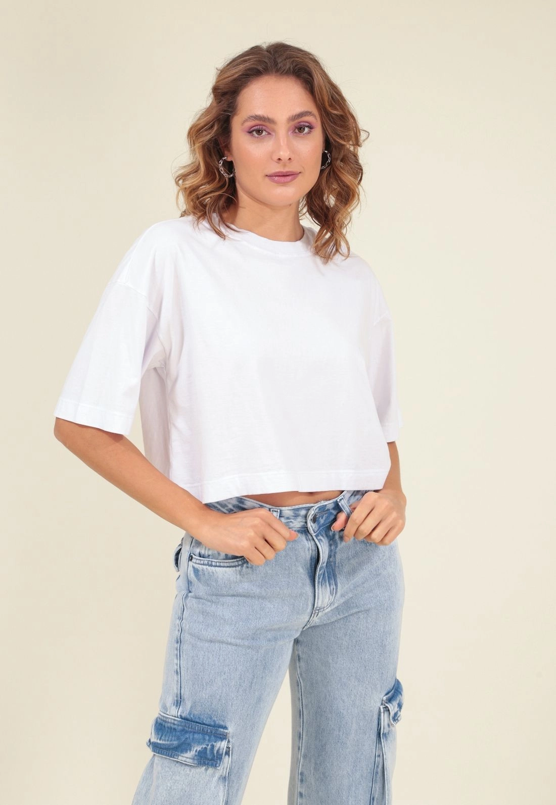 Camiseta Cropped Cava Deslocada Em Meia Malha Manga Curta