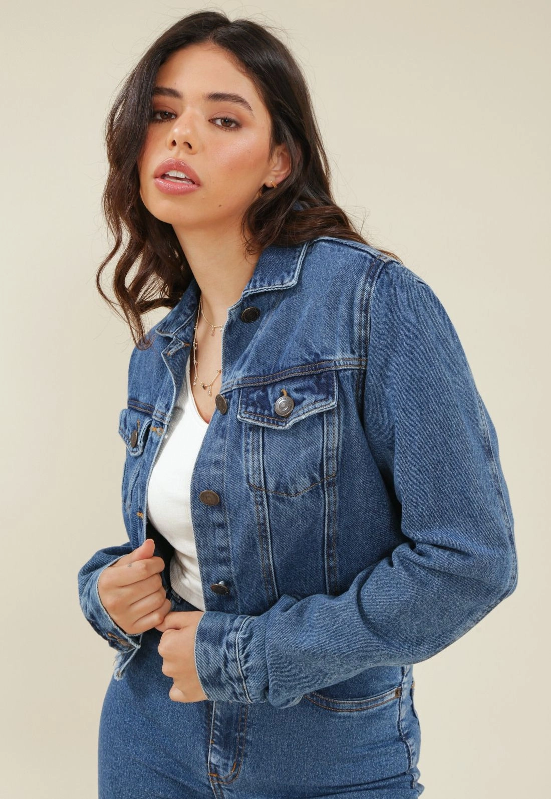 Jaqueta Jeans Cropped Manga Longa Barra Desfiada