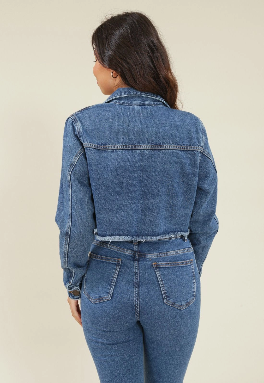 Jaqueta Jeans Cropped Manga Longa Barra Desfiada
