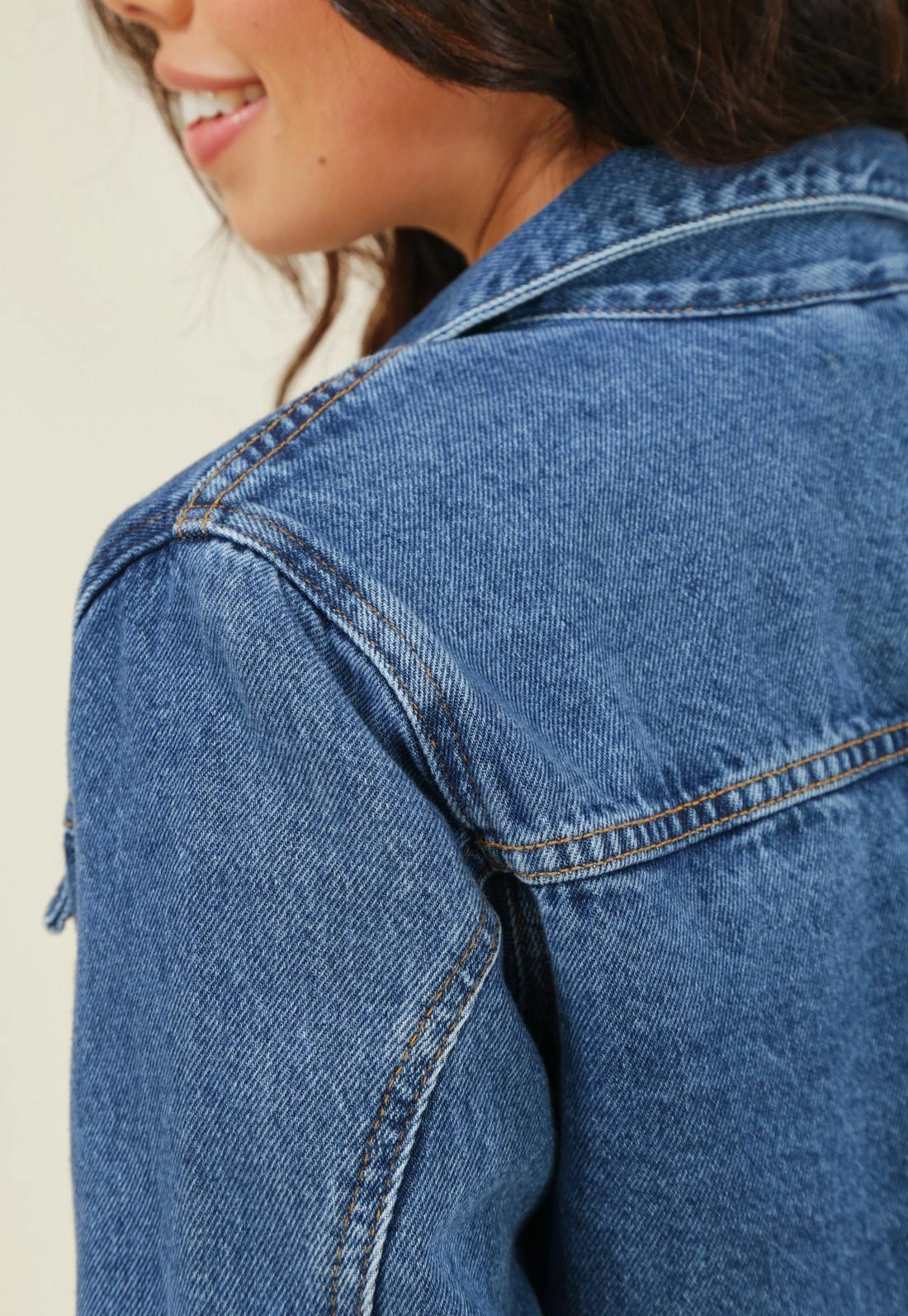 Jaqueta Jeans Cropped Manga Longa Barra Desfiada