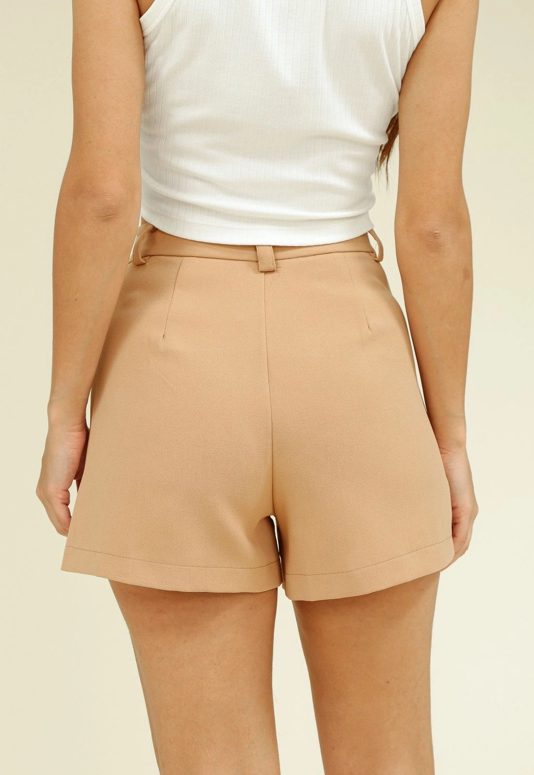 Short Em Crepe Alfaiataria Recorte Frontal