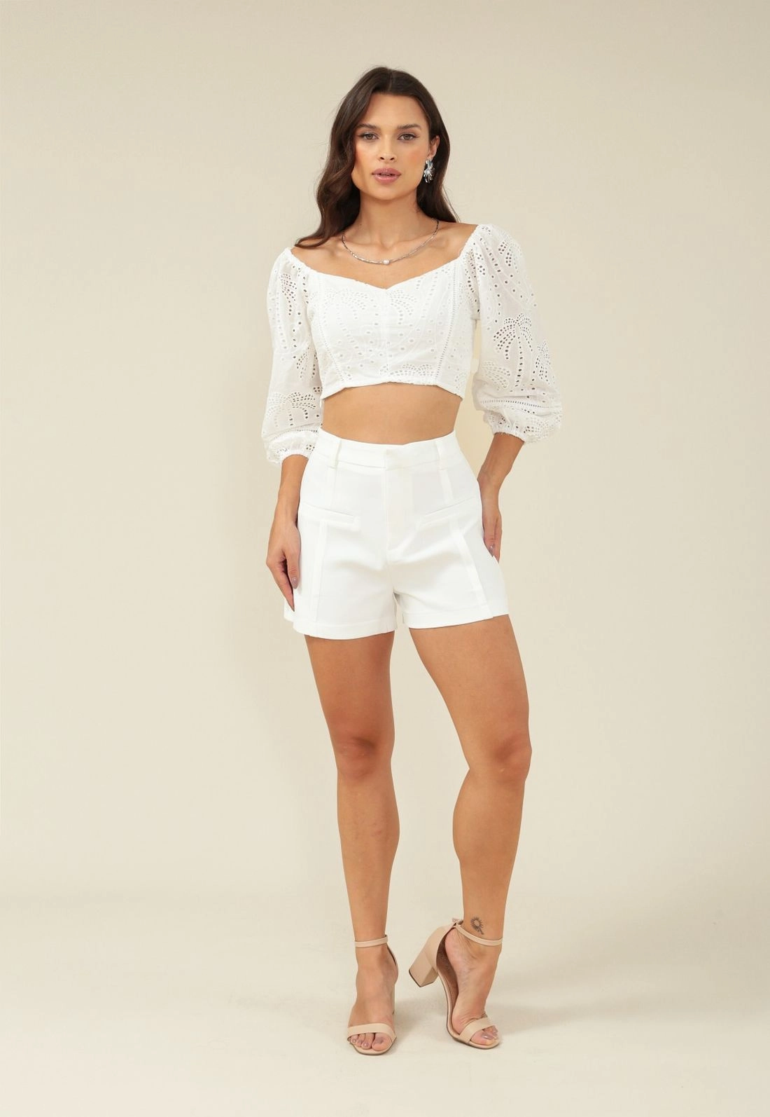 Short Em Crepe Alfaiataria Recorte Frontal