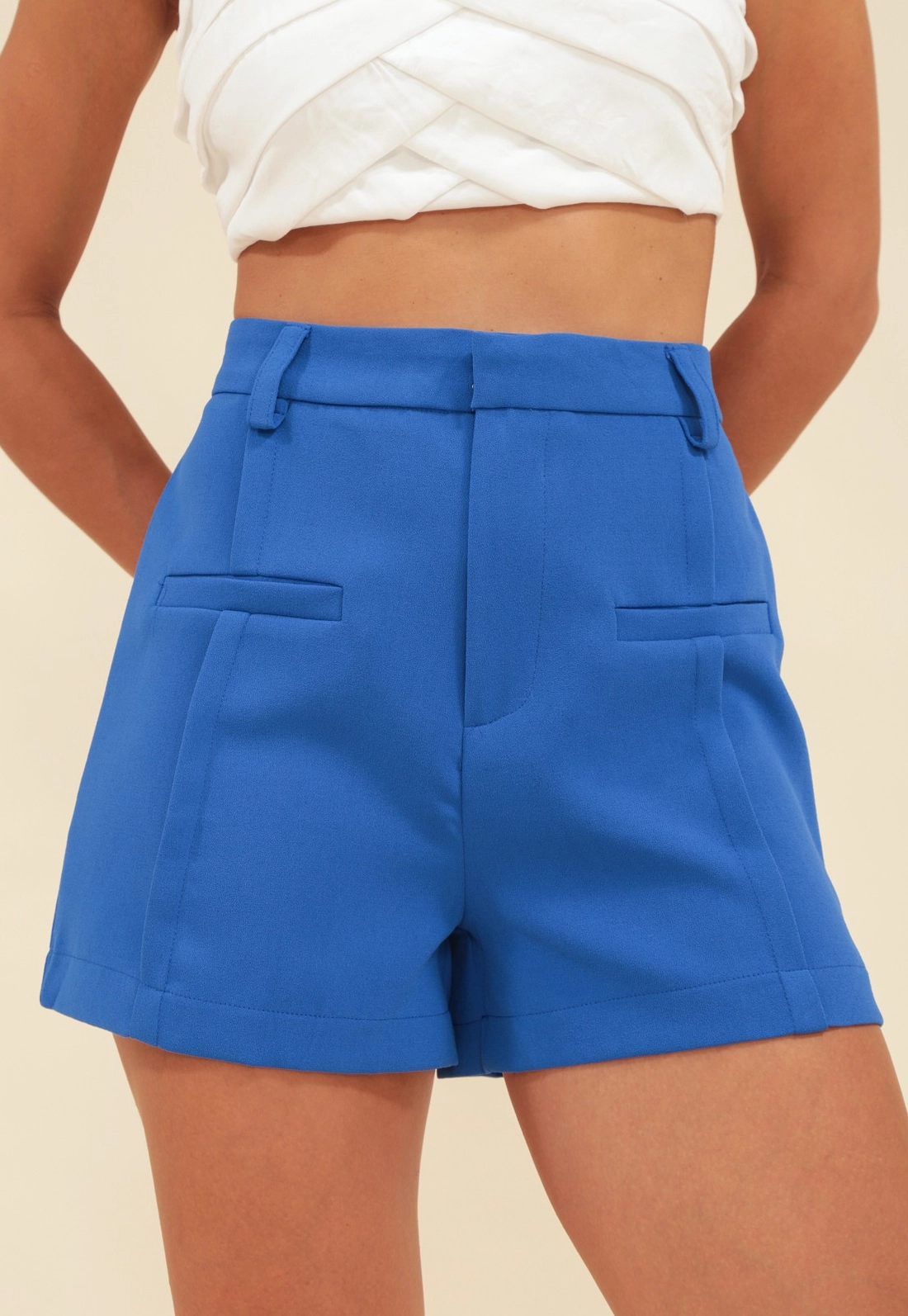 Short Em Crepe Alfaiataria Recorte Frontal