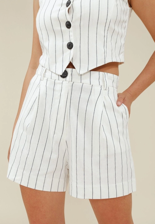 Short Linho Listrado Com Prega E Bolso Faca