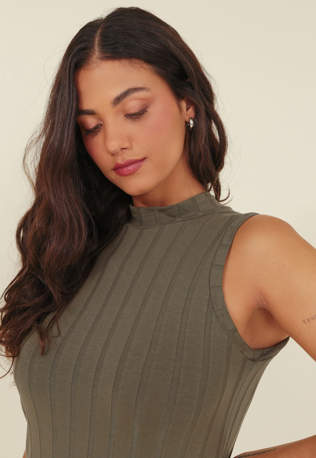Vestido Midi Malha Canelada Gola Alta Sem Manga