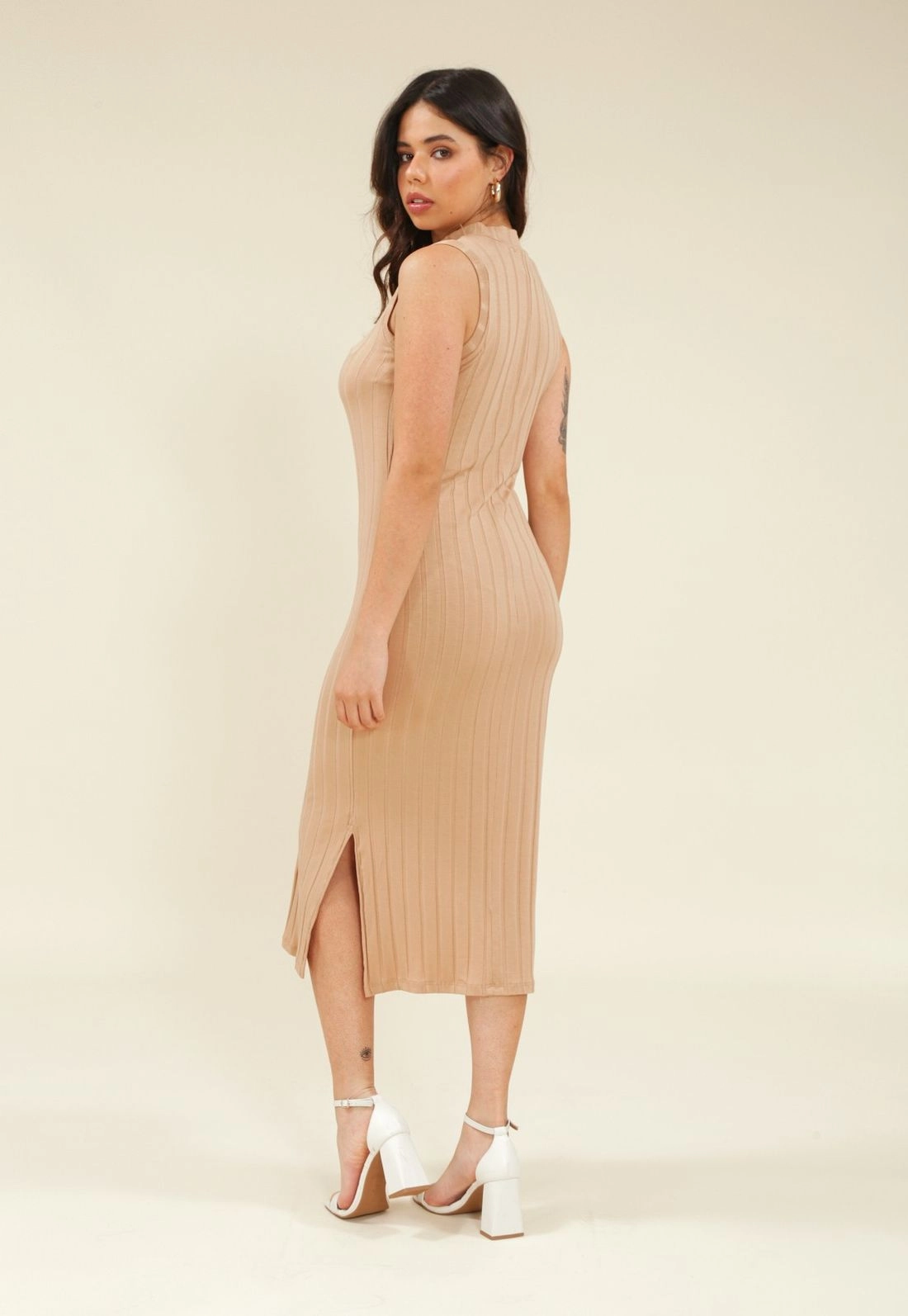 Vestido Midi Malha Canelada Gola Alta Sem Manga
