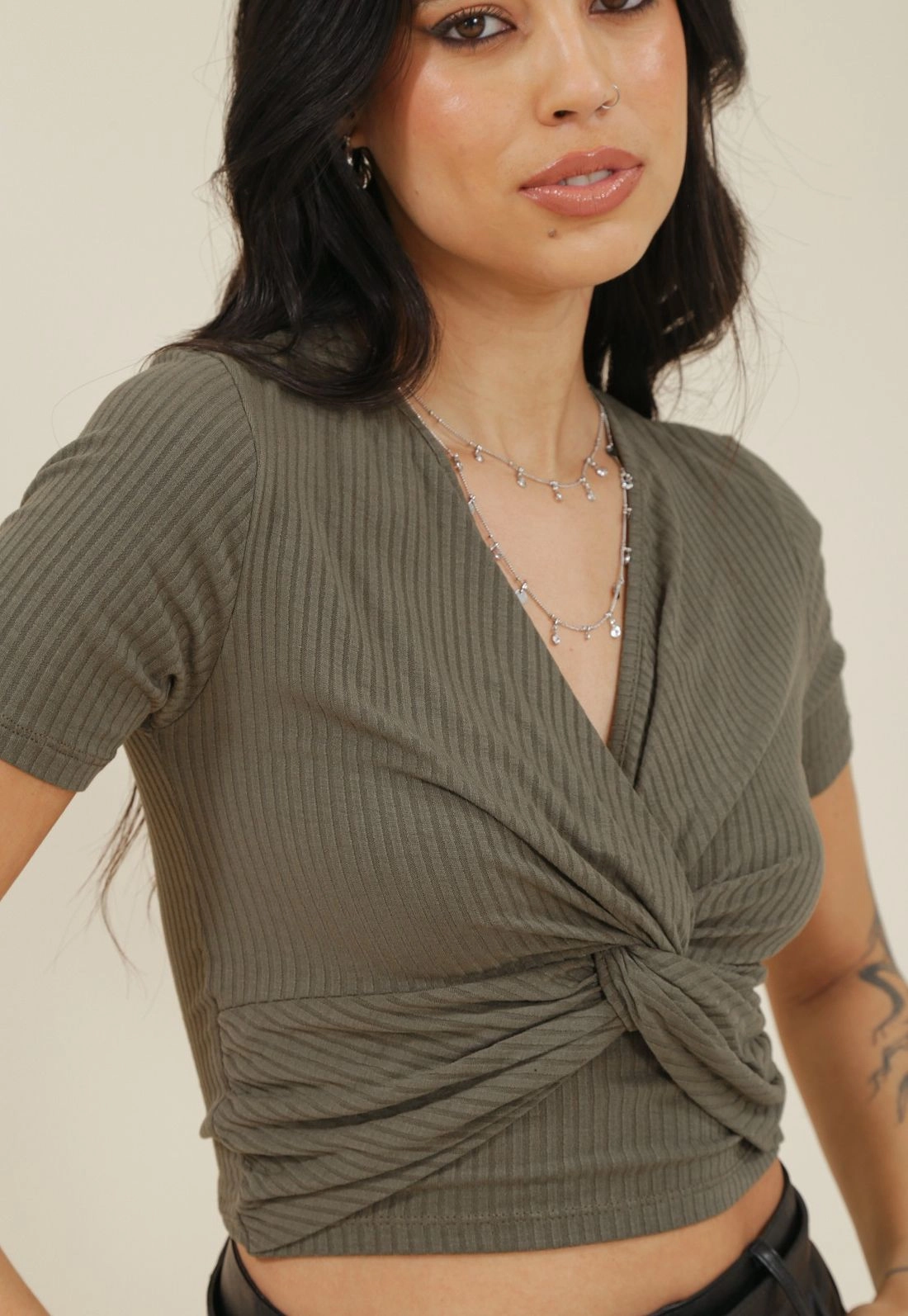 Blusa Cropped Malha Canelada Transpasse Torcido Frontal