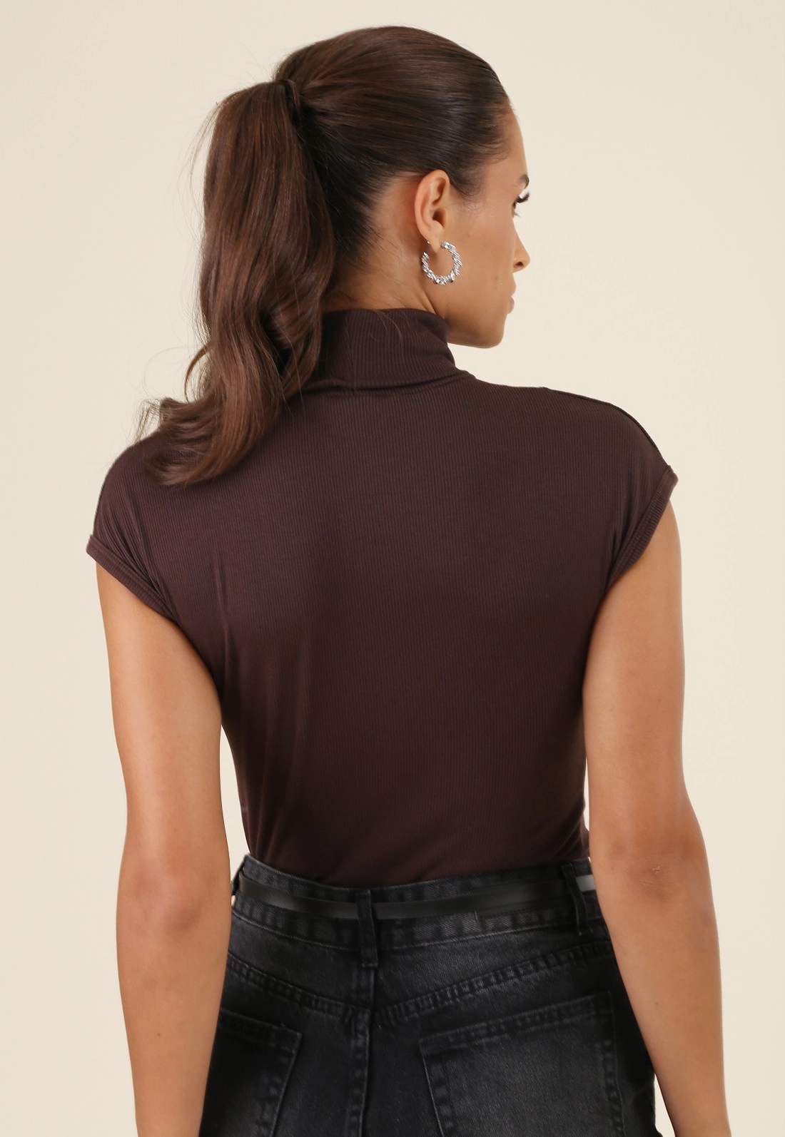 Blusa Básica Em Malha Canelada Manga Muscle Tee Gola Alta