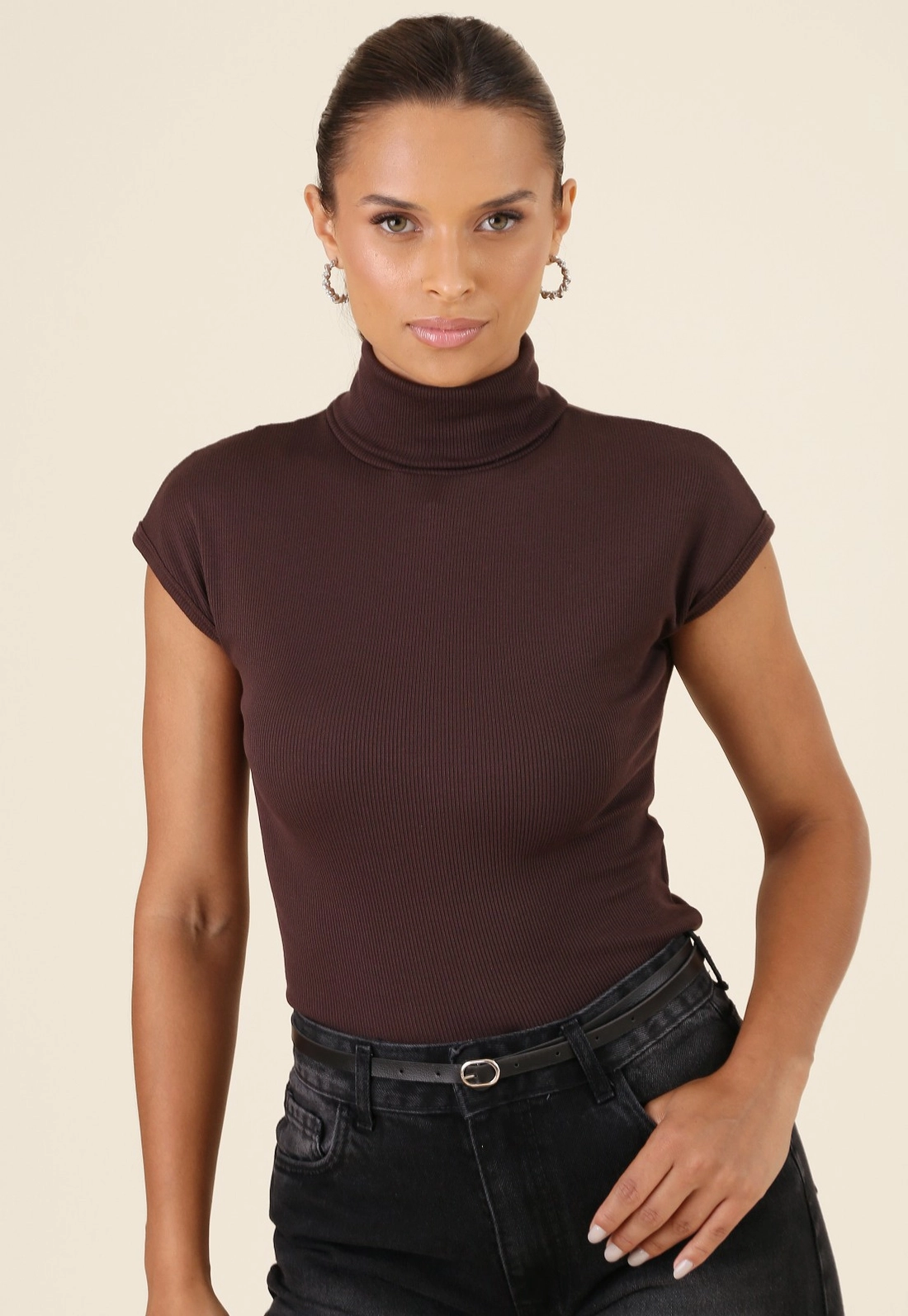 Blusa Básica Em Malha Canelada Manga Muscle Tee Gola Alta