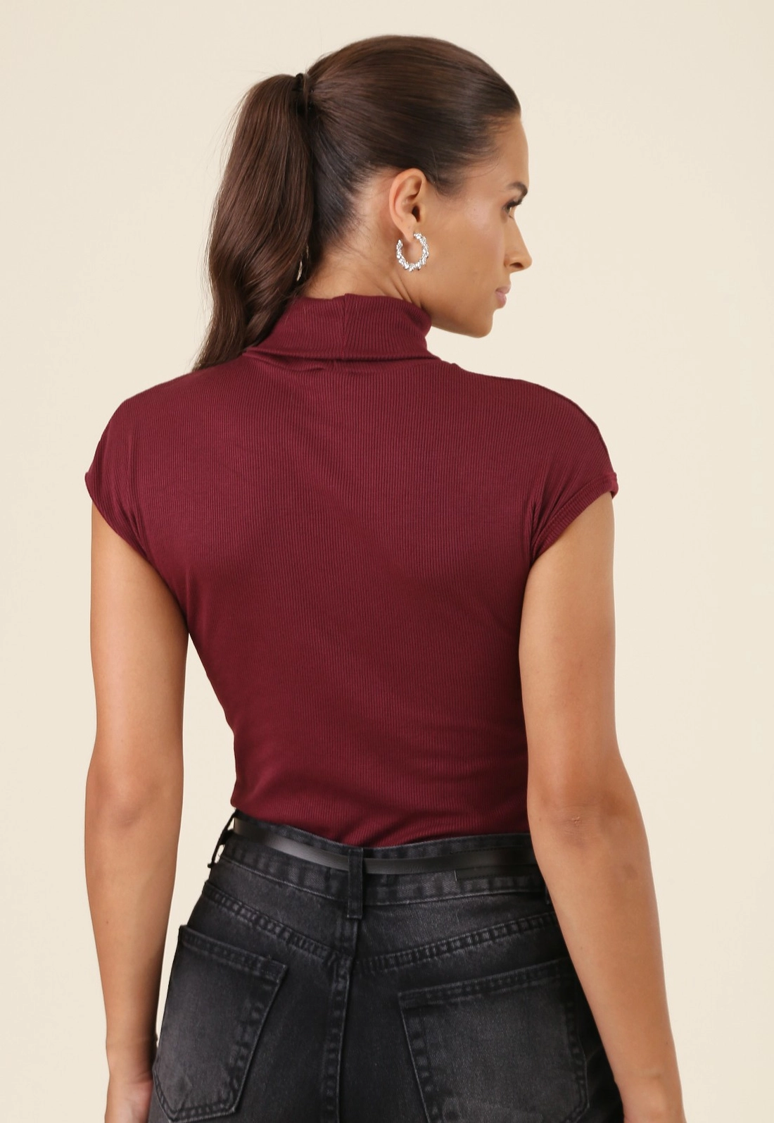 Blusa Básica Em Malha Canelada Manga Muscle Tee Gola Alta