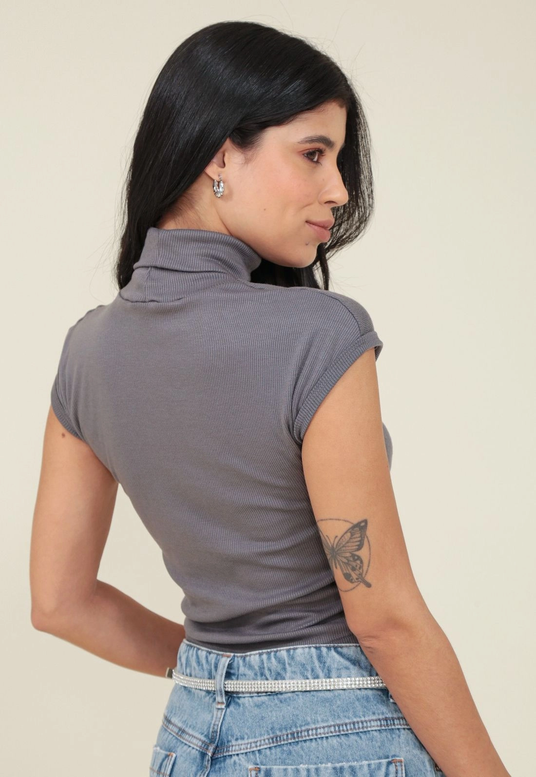 Blusa Básica Em Malha Canelada Manga Muscle Tee Gola Alta