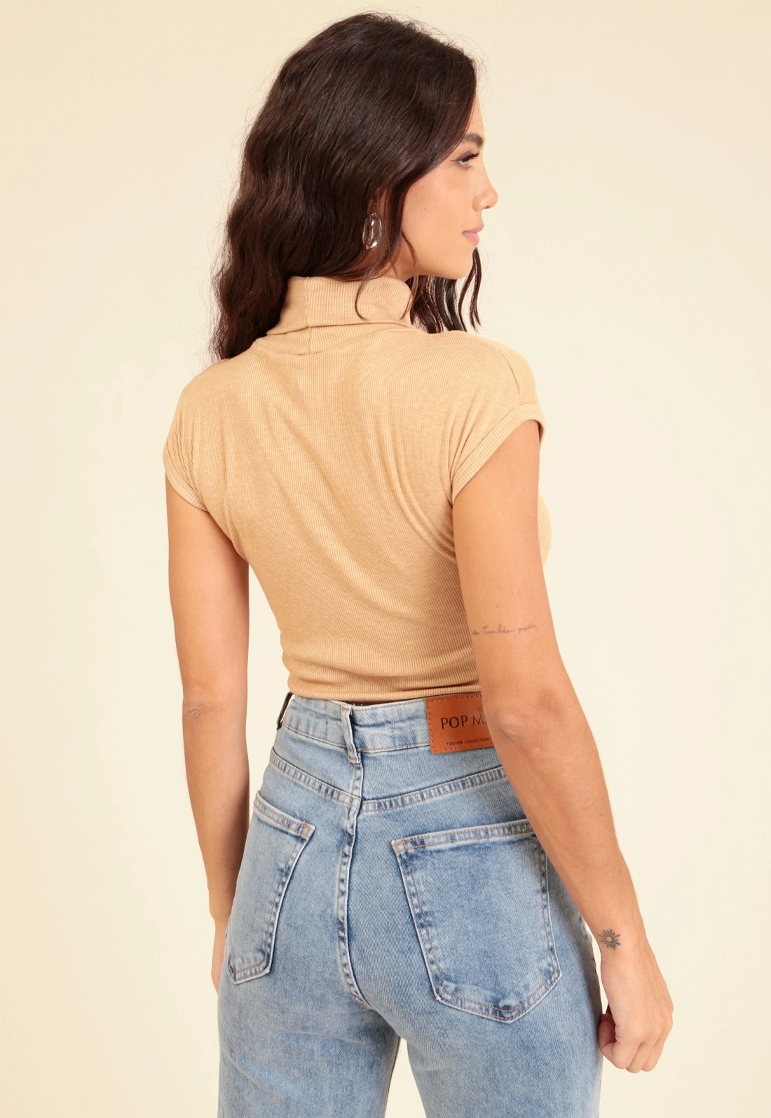 Blusa Básica Em Malha Canelada Manga Muscle Tee Gola Alta