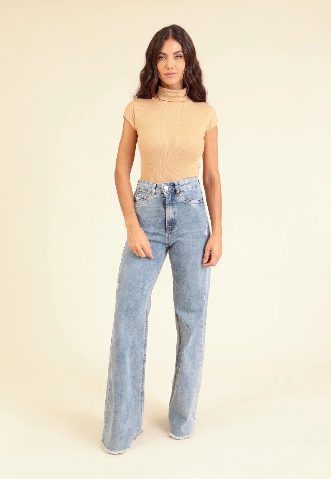 Blusa Básica Em Malha Canelada Manga Muscle Tee Gola Alta