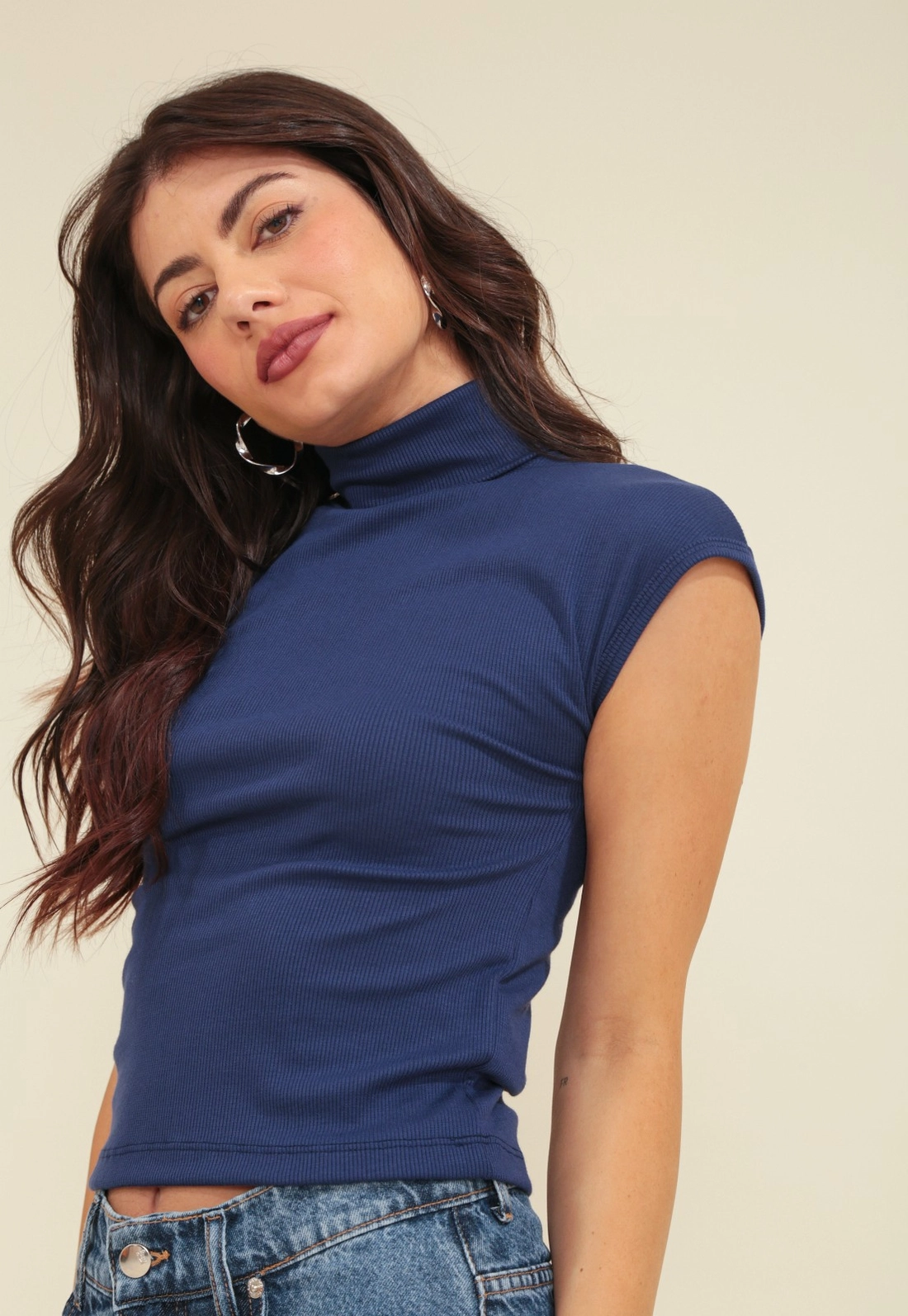 Blusa Básica Em Malha Canelada Manga Muscle Tee Gola Alta