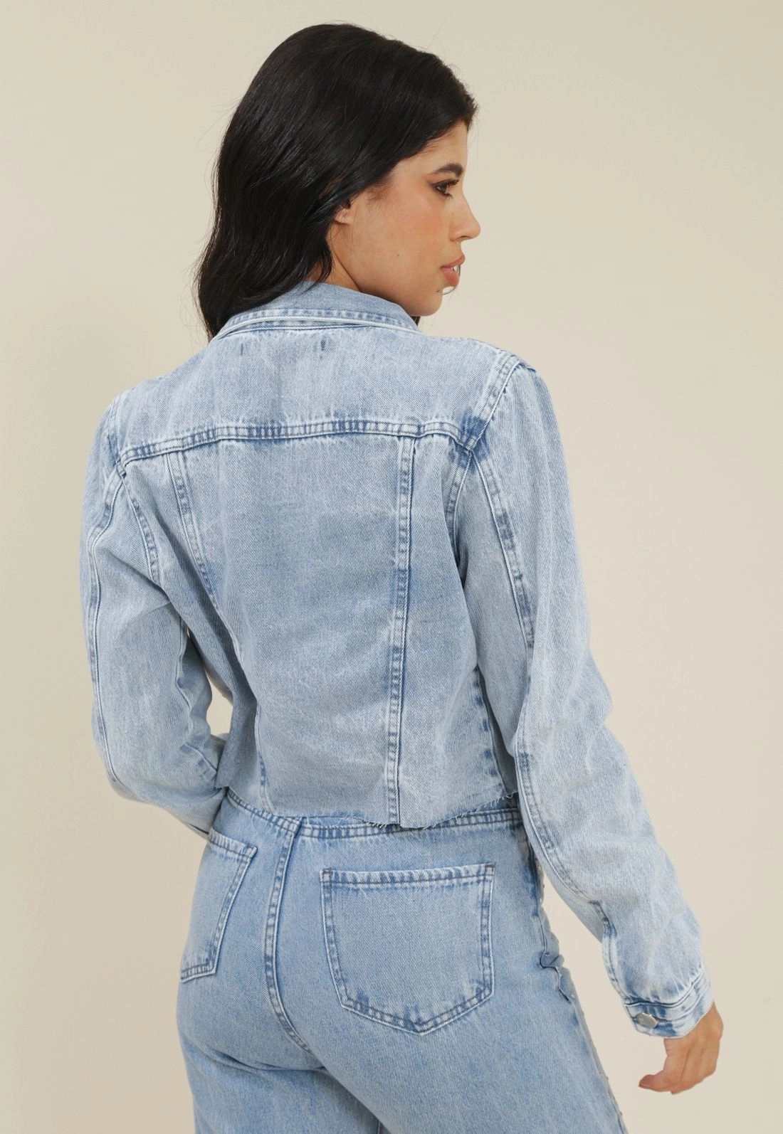 Jaqueta Cropped Jeans Barra A Fio E Bolsos
