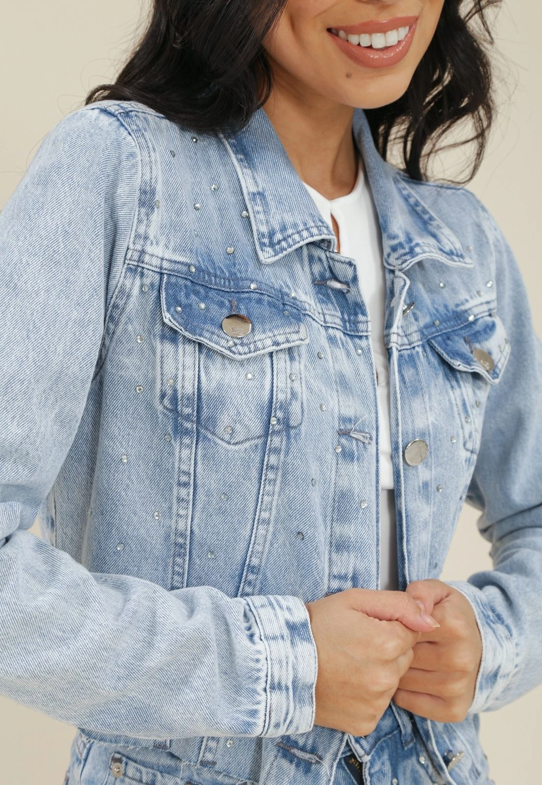 Jaqueta Cropped Jeans Barra A Fio E Bolsos