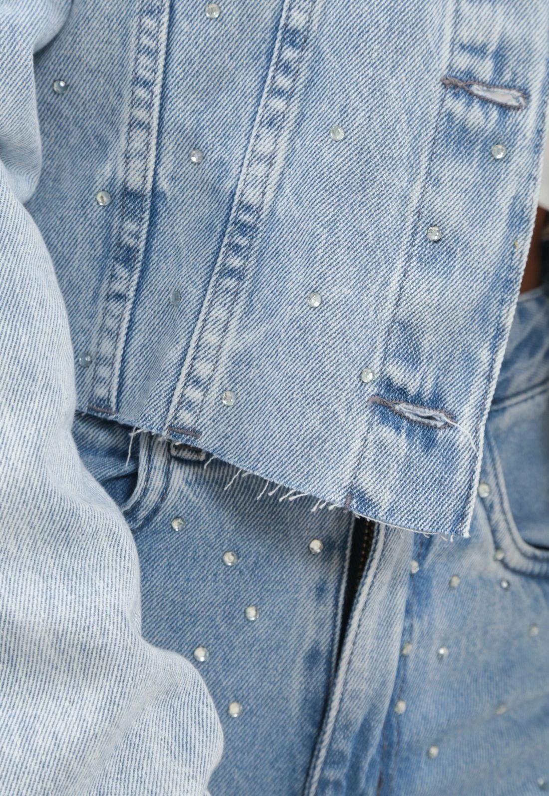 Jaqueta Cropped Jeans Barra A Fio E Bolsos