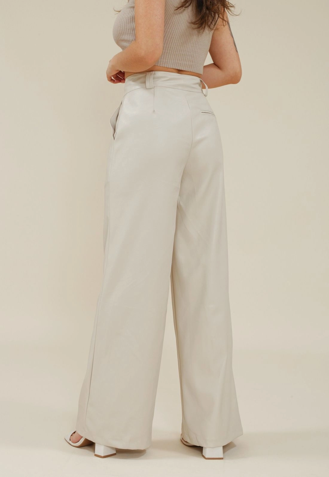 Calça Wide Leg Com Bolso Faca Em Couro Sintético