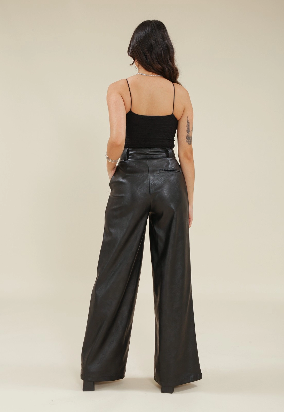 Calça Wide Leg Com Bolso Faca Em Couro Sintético