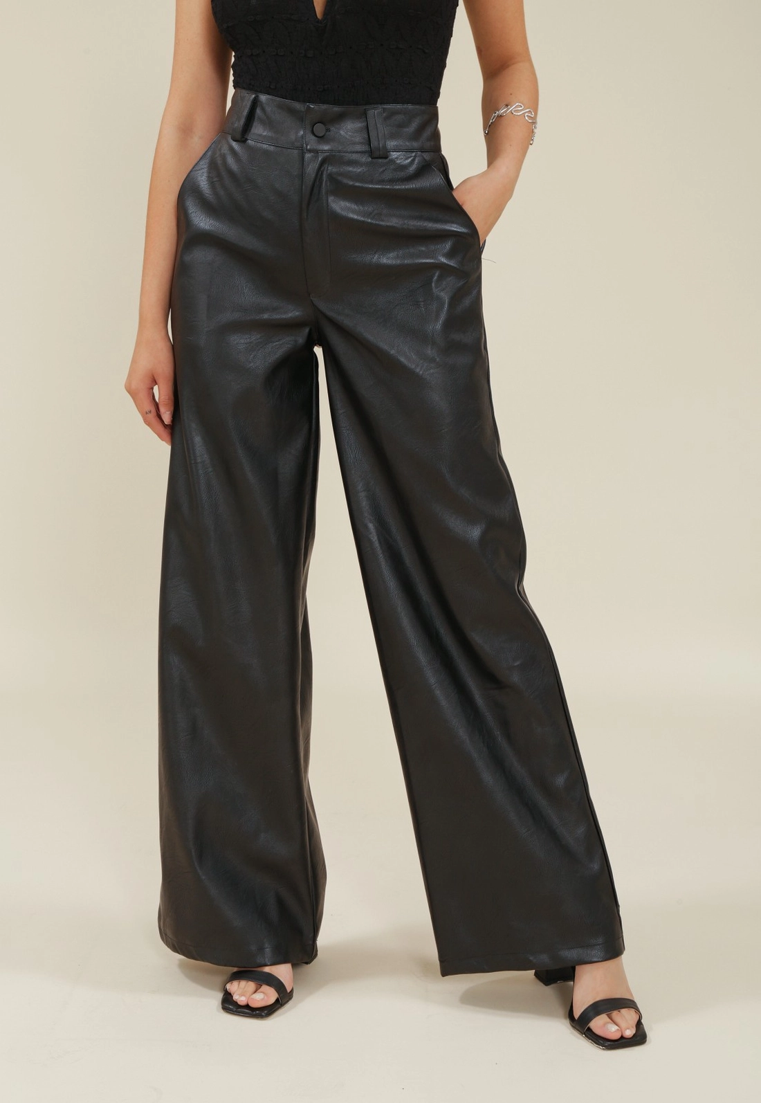 Calça Wide Leg Com Bolso Faca Em Couro Sintético