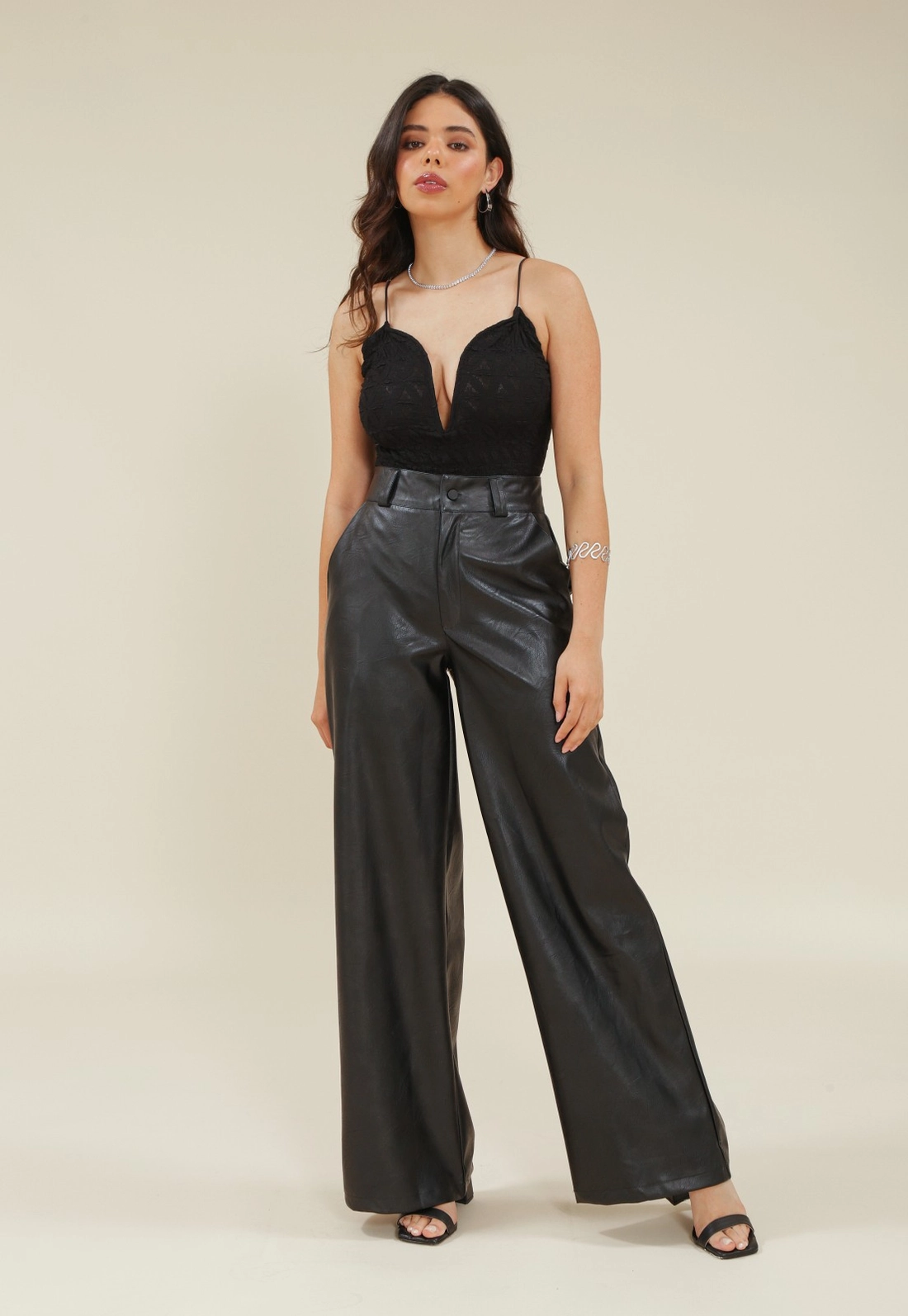 Calça Wide Leg Com Bolso Faca Em Couro Sintético
