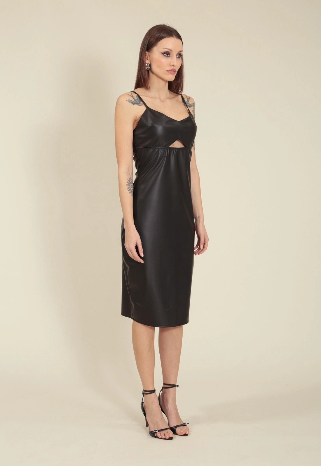 Vestido Alca Em Couro Sintetico Com Abertura No Busto