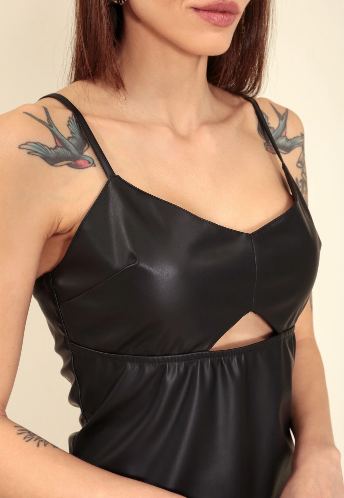Vestido Alca Em Couro Sintetico Com Abertura No Busto