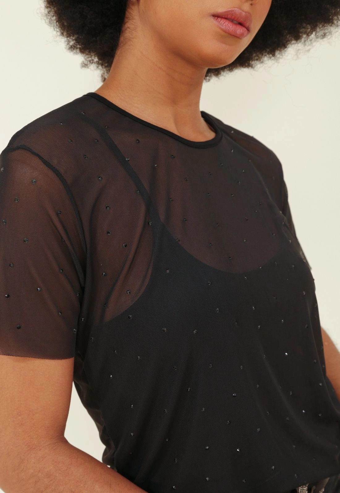 Blusa Tule Manga Curta Aplique Strass