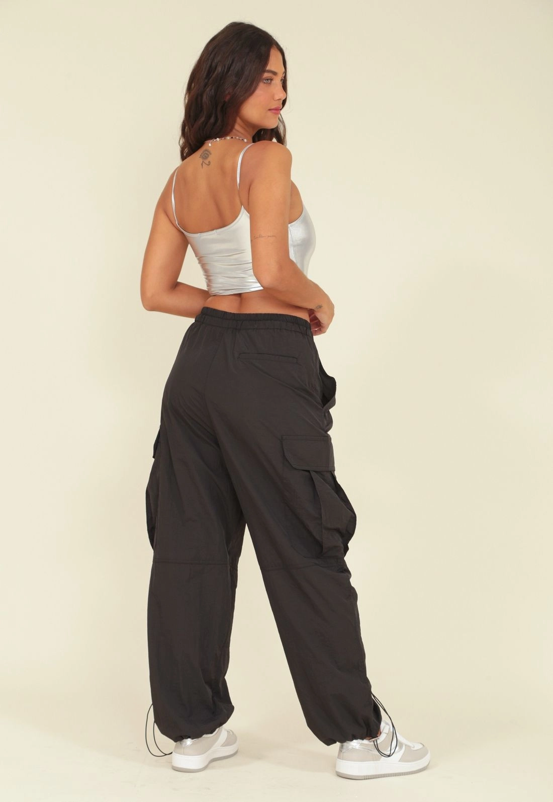 Calca Parachutte Em Nylon Bolso Cargo E Puxador Barra