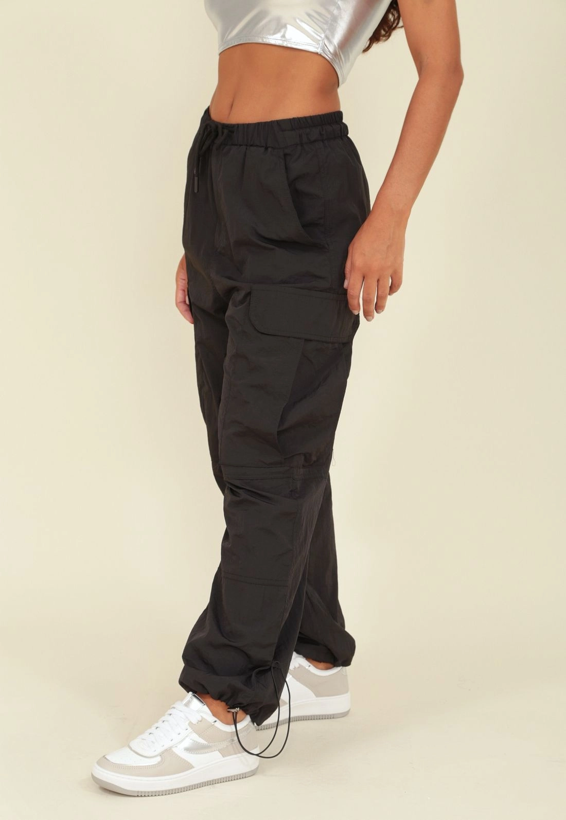 Calca Parachutte Em Nylon Bolso Cargo E Puxador Barra