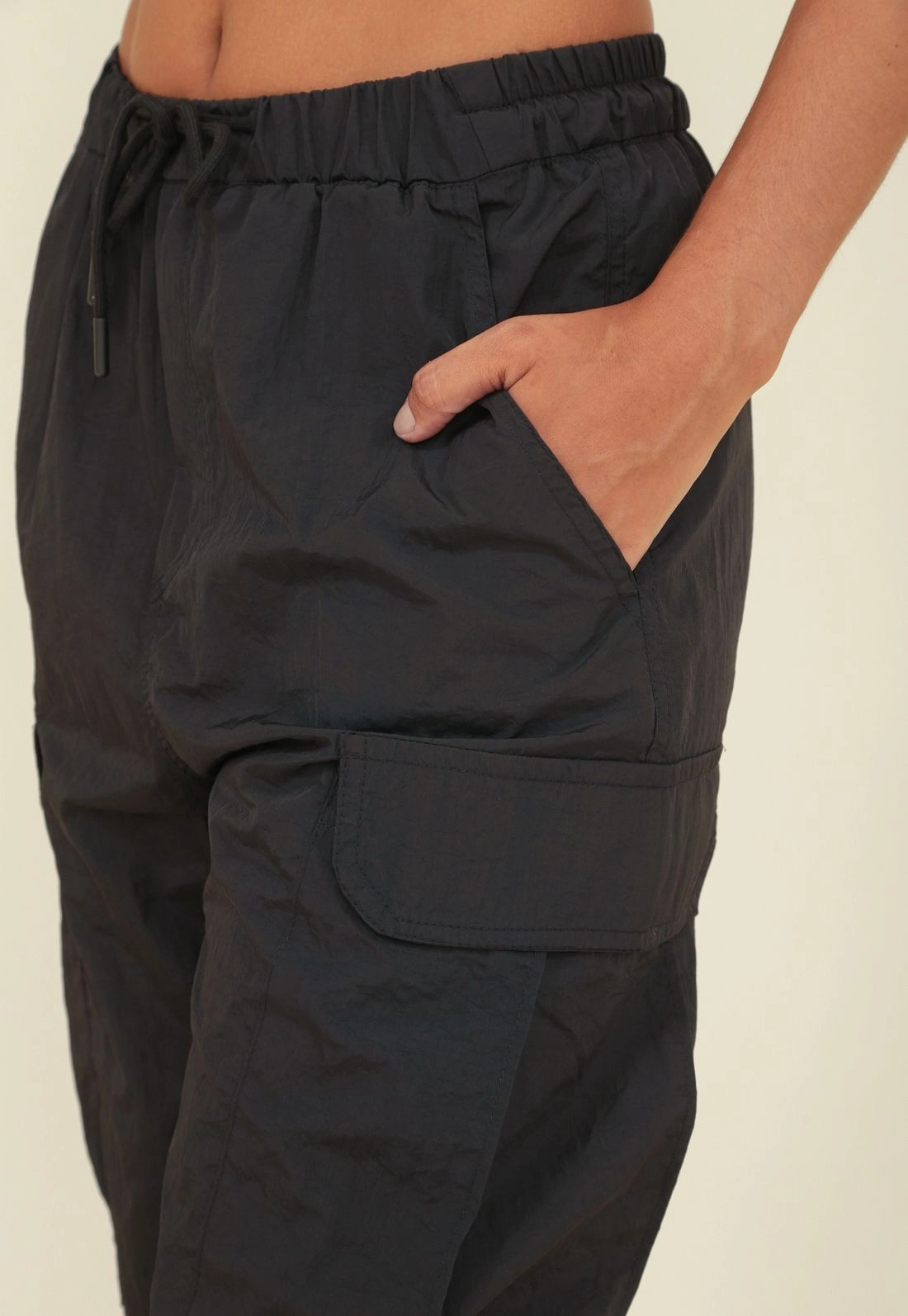 Calca Parachutte Em Nylon Bolso Cargo E Puxador Barra