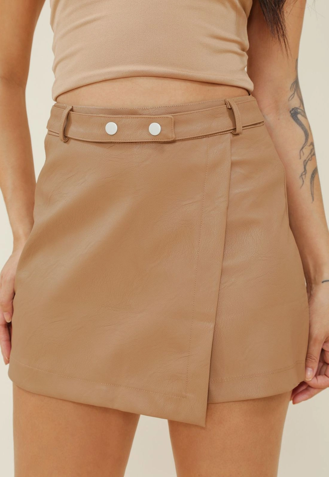 Short Saia Com Transpasse Em Couro Sintetico