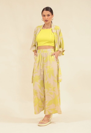 Calça Pantacourt Em Viscose Estampada Folhagem