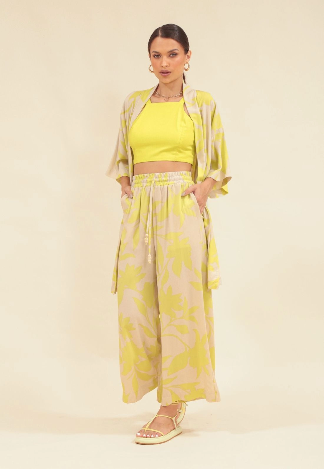 Calça Pantacourt Em Viscose Estampada Folhagem