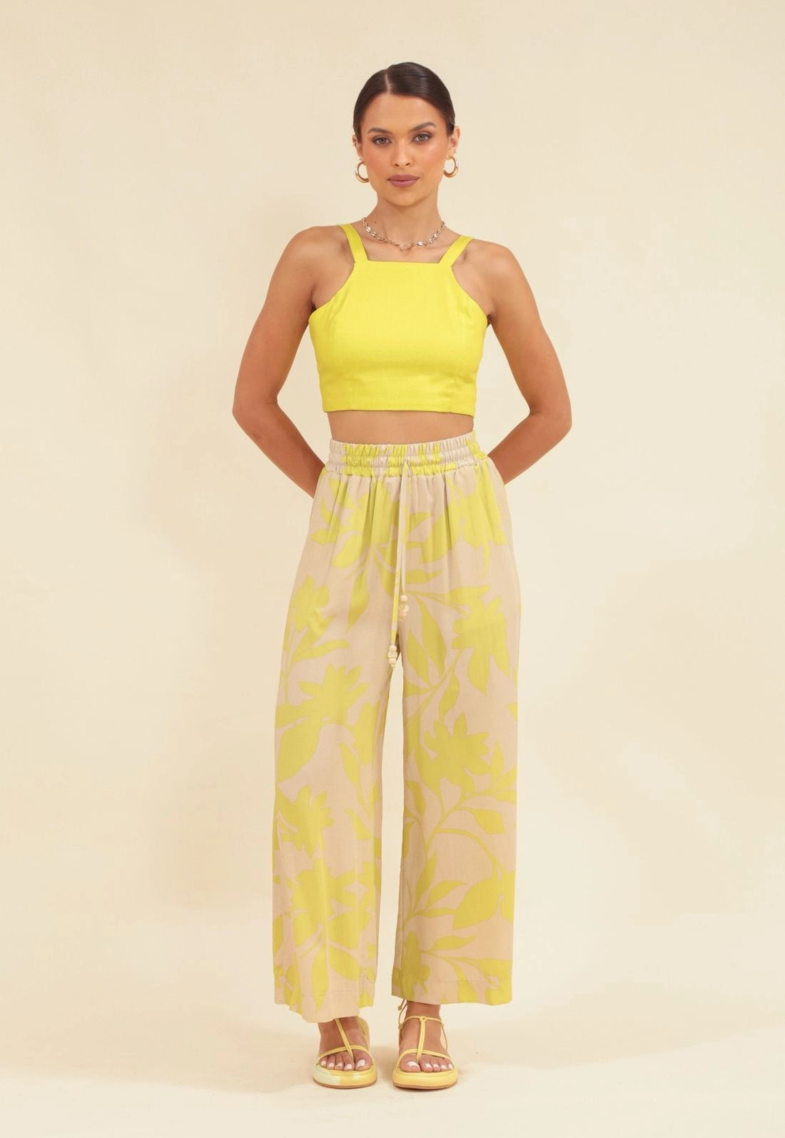 Calça Pantacourt Em Viscose Estampada Folhagem