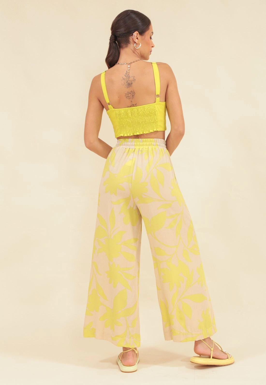 Calça Pantacourt Em Viscose Estampada Folhagem