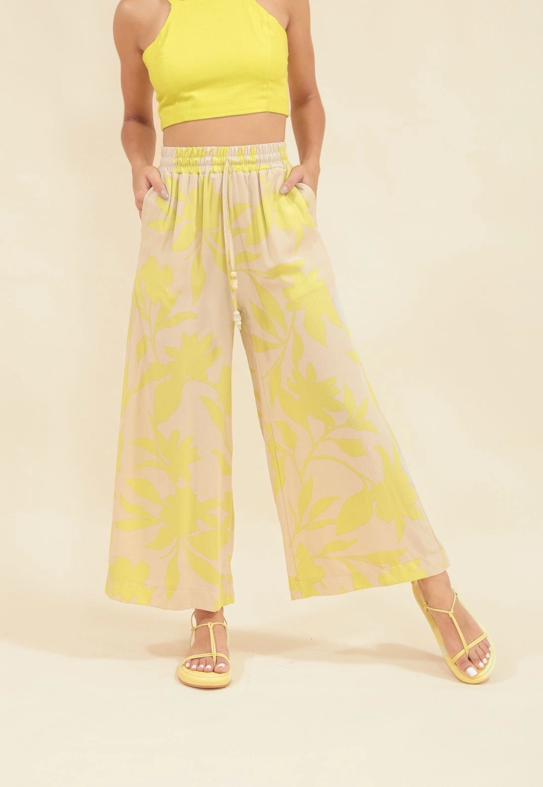 Calça Pantacourt Em Viscose Estampada Folhagem