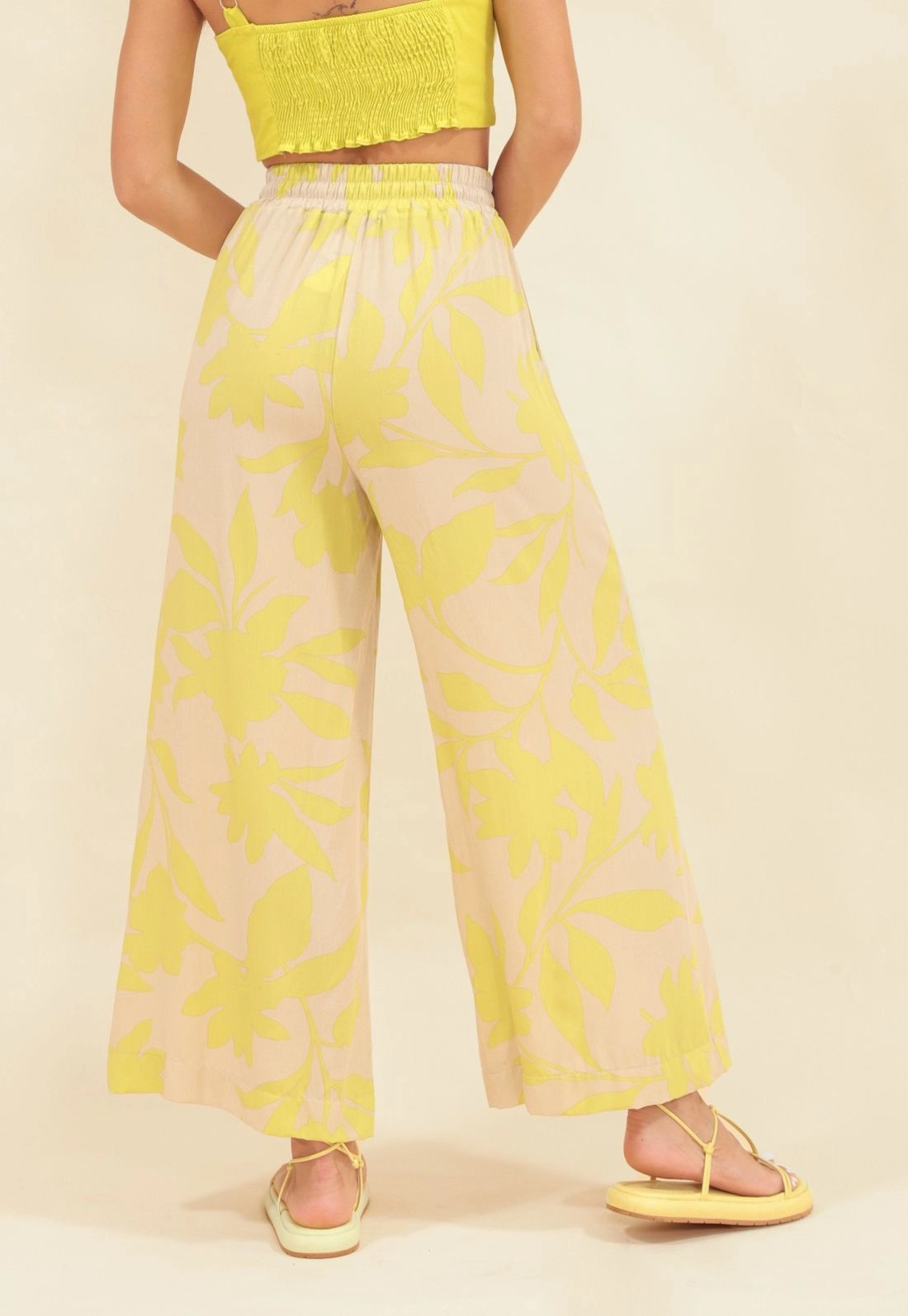 Calça Pantacourt Em Viscose Estampada Folhagem