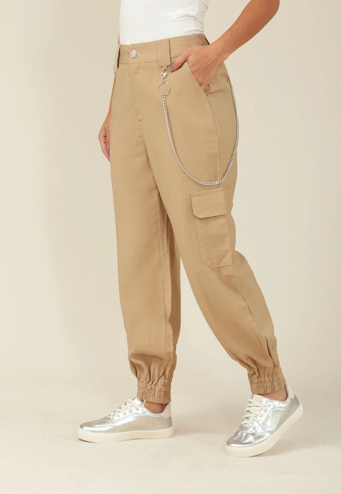 Calça Jogger Em Alfaiataria Com Bolso Cargo