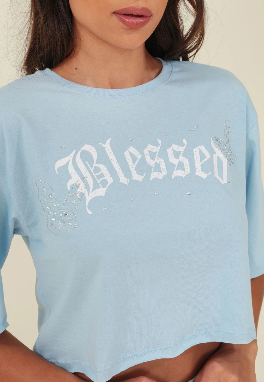 Blusa Cropped Em Meia Malha M/C Com Silk Blessed E Strass