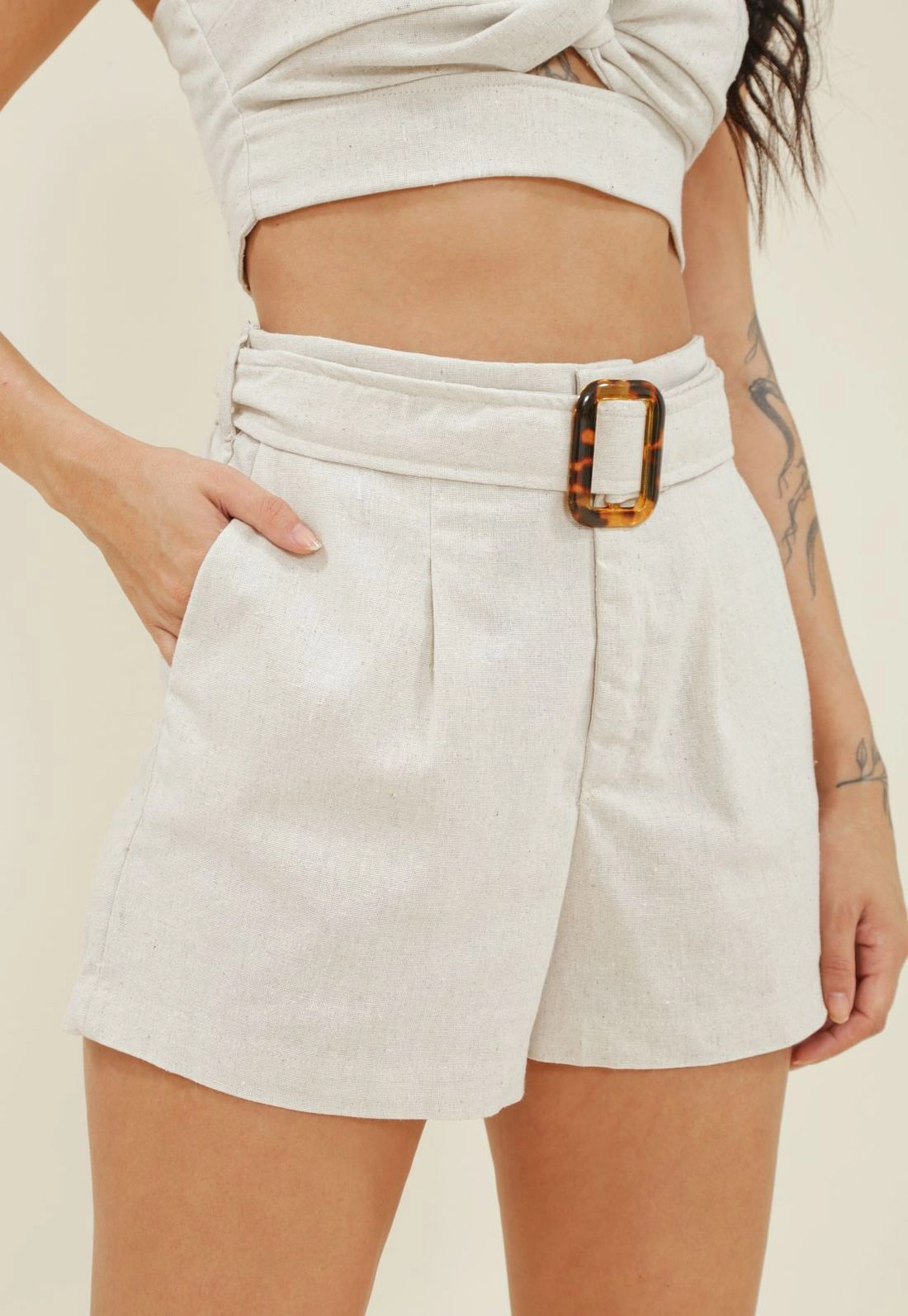 Short Com Cinto E Fivela Com Prega Em Linho P