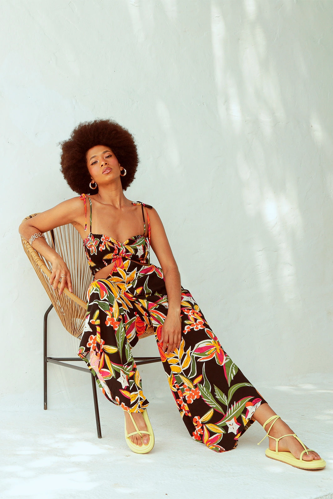 Macacao Pantacourt Alca Com Lastex No Busto Em Viscose Estampada P