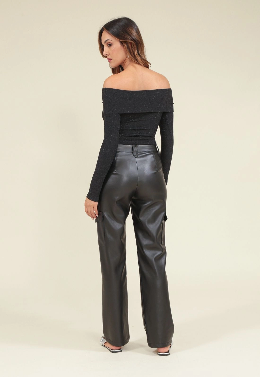 Calça Reta Em Pu Com Bolso Cargo