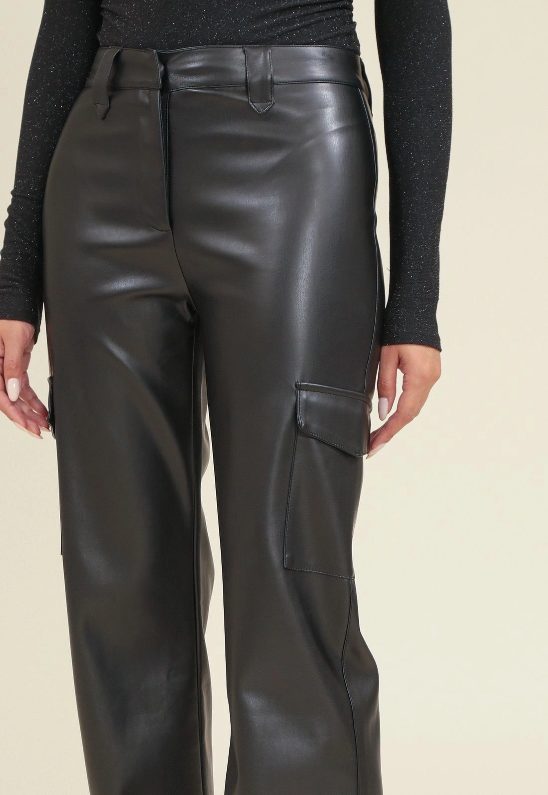 Calça Reta Em Pu Com Bolso Cargo